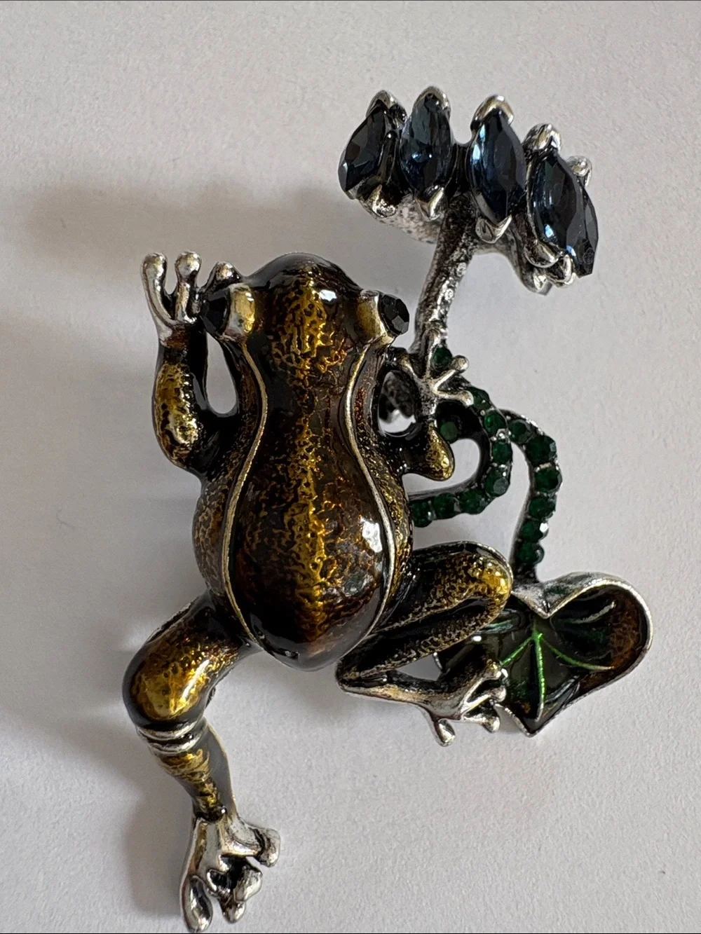 Vintage-Style Brown Frog Brooch with Green Leaf Accent